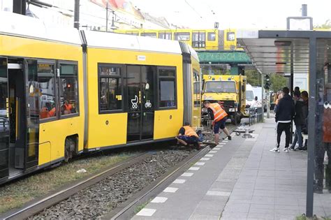 Prenzlauer Berg Wohnmobil stößt mit Autos und Straßenbahn zusammen