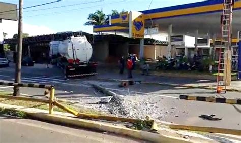 Caminhão tanque perde freio durante descarga de combustível e atravessa