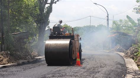 Pengerjaan Proyek Jalan Di Rembang Dilanjutkan