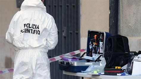 Roma Cadavere Con Ferita Alla Testa Ritrovato Nel Cortile Di Una