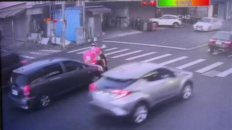 離譜！ 駕駛故意逼車「撞倒外送員」 下車打人後「肇事逃逸」 社會 壹新聞