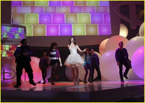 Selena Gomez Shake It Up Performance Pics And Video Selena Gomez