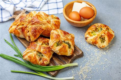 Слойки со шпинатом, яйцом и зеленым луком – простой и вкусный рецепт ...