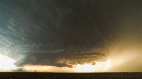 Amazing Time-Lapse Captures a Massive Rotating Supercell Thunderstorm ...