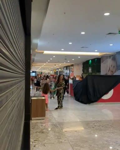 PAREDÃO DO SHOPPING DA PEDREIRA EM NOVA IGUAÇU VAI AO CHÃO CAUSANDO