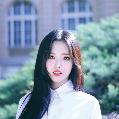 LOONA Olivia Hye Women Asian Singer Brunette Long Hair Red