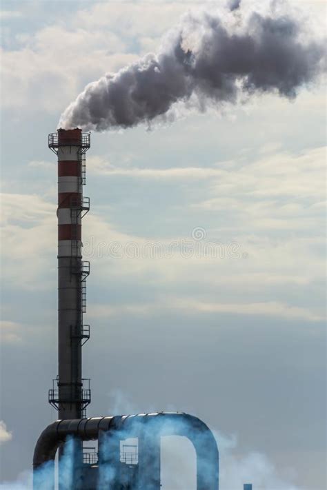 El Fumar Rojo Y Blanco Congriega La Chimenea En Contraluz Con Smok