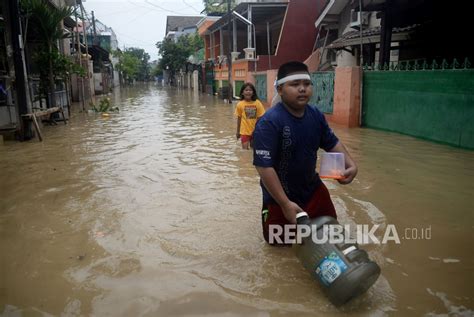 Banjir Di Kota Bekasi Akibat Luapan Kali Sekunder Republika Online