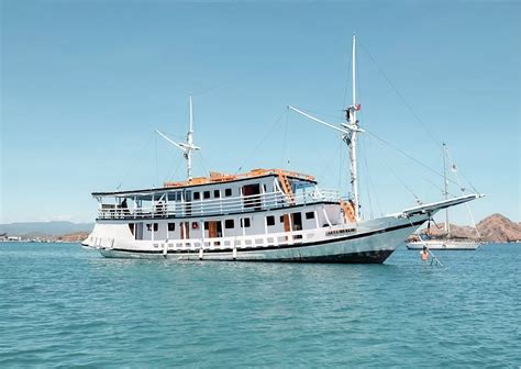 Liveaboard Komodo Superior Lamborajo Private Boat Charter