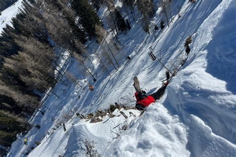 Geglückte Rettung Skifahrer stürzt beim Fotografieren im Skigebiet