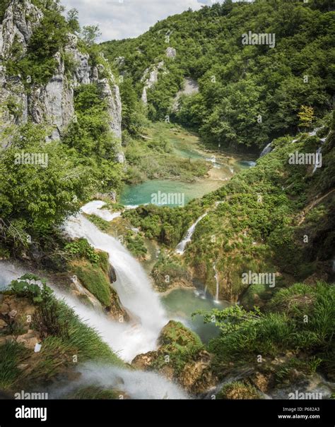 Luftaufnahme der Wasserfälle und Seen im Nationalpark Plitvice