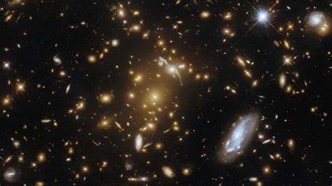 Hubble Space Telescope looks into center of vast galaxy cluster almost ...