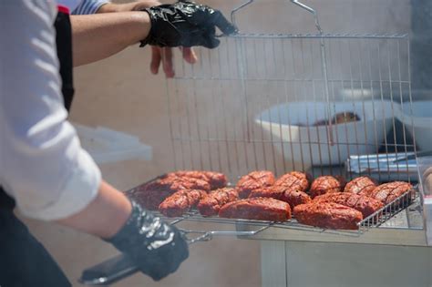 El Cocinero Prepara Empanadas De Carne A La Parrillacarne A La Parrilla