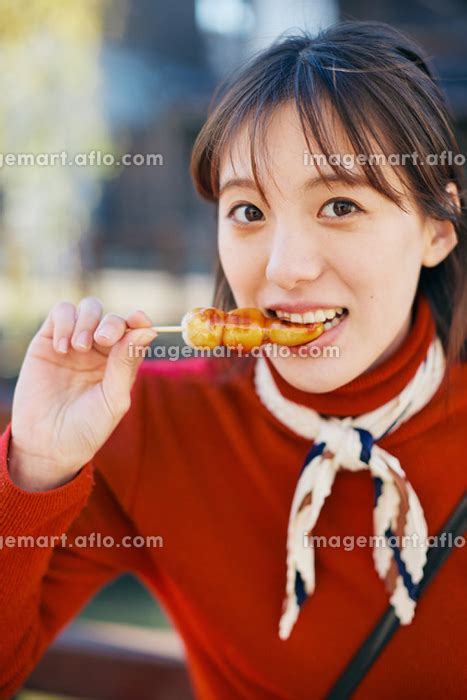 お団子を食べる日本人女性の写真素材 187195511 イメージマート