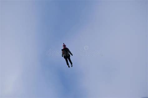 Skydiving La Muchacha Est Volando En El Cielo Azul Foto De Archivo