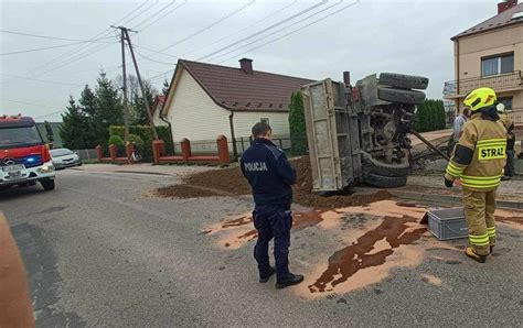 Przewrócona ciężarówka leży na drodze w Woli Radłowskiej pod Tarnowem