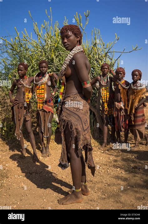 Las chicas de la tribu Hamer en traje tradicional Turmi Etiopía