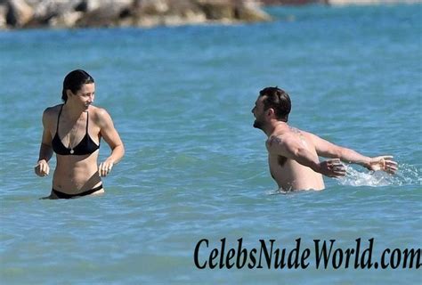 Jessica Biel Wearing A Bikini At A Caribbean Beach Photo