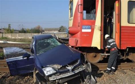 GRAV Un Tren Cu Ruta Iasi Dorohoi A Spulberat O Masina Fata De 15