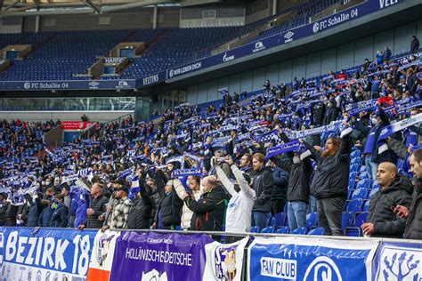 Büskens Premiere auf der Schalker Trainerbank vor großer Kulisse