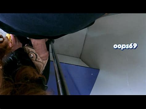 Chico mostrando su polla a mi madrastra en tren público XVIDEOS