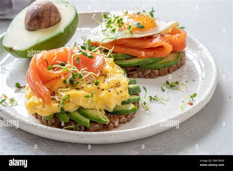 Rührei mit geräuchertem Lachs und Avocado auf Toast Frühstück