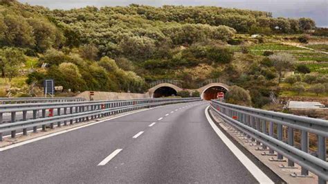 Inferno Sull Autostrada Pullman In Fiamme Nella Galleria Diversi