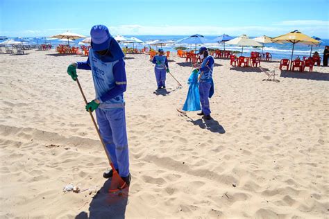 Limpurb realiza limpeza diária em praias de Salvador Bahia em Revista