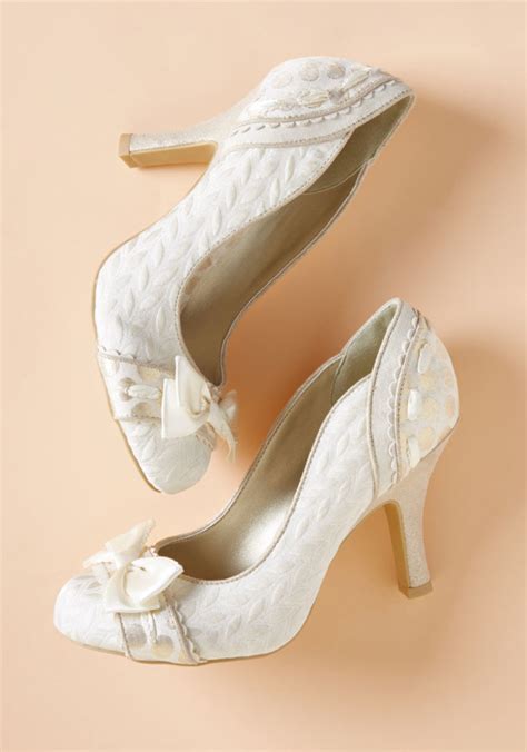 20 Vintage Style Bridal Shoes For Your Retro Inspired Wedding