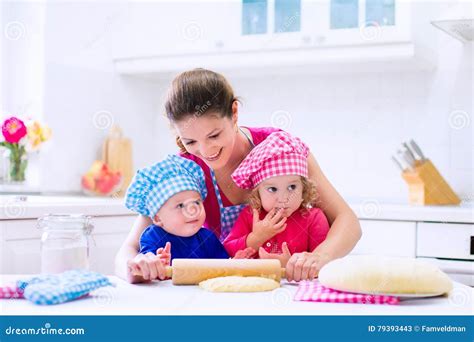 Enfants Faisant Cuire Au Four Dans Une Cuisine Blanche Image Stock