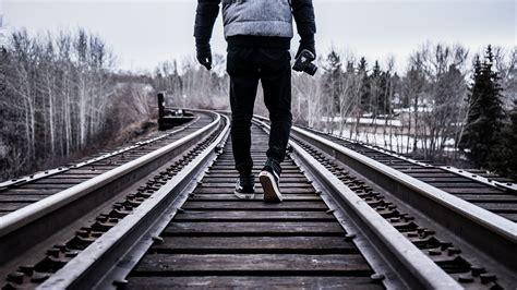 Banco De Imagens Pessoa Preto E Branco Pista Estrada De Ferro