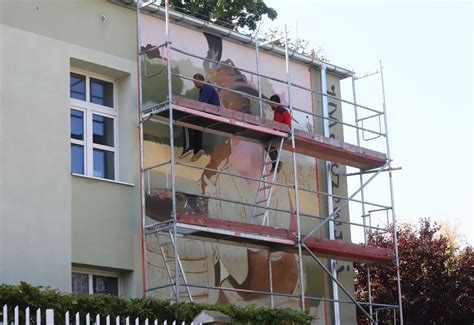 Na Cianie Budynku Radomskiego Uniwersytetu Powstaje Mural Z Obrazem