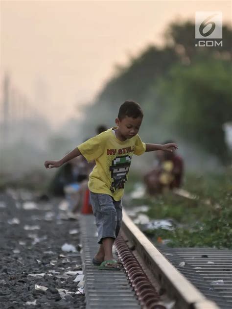 Larangan Ngabuburit Di Sekitar Rel Kereta Api Sanksinya Denda Sampai