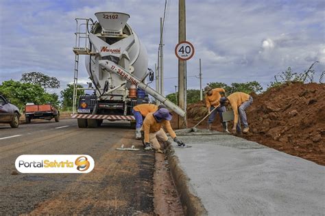 Após pavimentação Prefeitura constrói calçadas e sinaliza trecho da