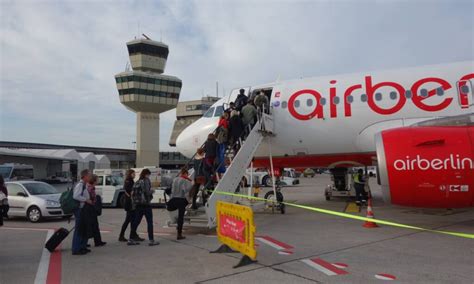 Por que os passageiros embarcam nos aviões pela esquerda