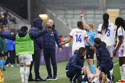 Herv Renard Sur Son Carton Rouge Lors De Su De France Je N Ai