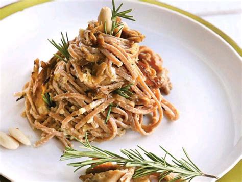 Tagliolini Integrali Con Pesto Di Mandorle E Funghi Nutriviva Il