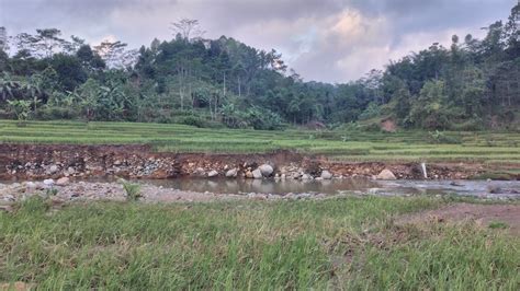 Suasana Pedesaan Sisi Sungai Cikaengan Banjarwangi Garut Lembur