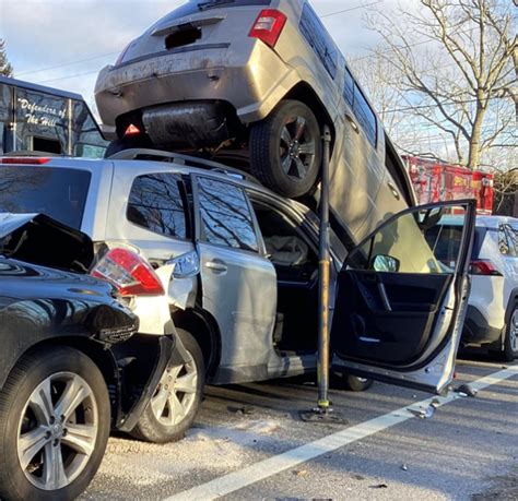 Cars pile up in multi-vehicle Kingston crash | ABC6