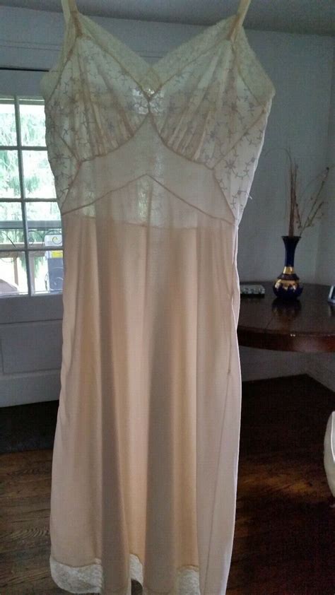 VINTAGE FULL SLIP IVORY EMBROIDERED LEAVES LACE Gem