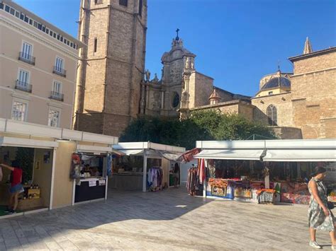 La plaza de la Reina de València vuelve a acoger mercadillos tras su