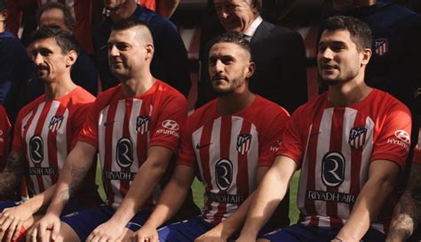 Dos Aficionados Rojiblancos Posaron Junto A Los Jugadores En La Foto Oficial Del Equipo Club