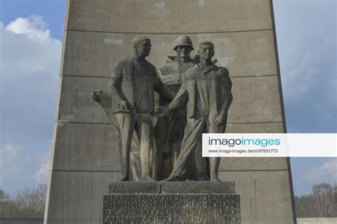 Plastikgruppe Befreiung Von Rene Graetz Nationale Mahn Und