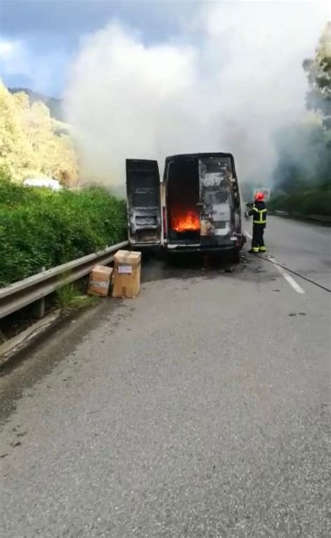 Furgone In Fiamme Sull A20 Tra Brolo E Patti Notevoli Disagi Sul