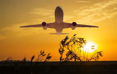 Passagiersvliegtuig Tijdens De Vlucht Luchtvaartuigen Vliegen Hoog In