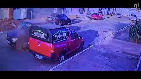 V Deo Motorista Bate Em Carro Estacionado Na Rua E Quase Tomba No Df