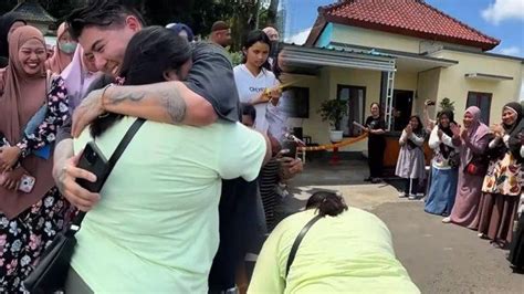 Viral Wanita Penjual Donat Dapat Rumah Usai Menolong Bule Syok Diberi