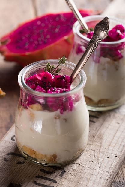 Yogur Casero Con Fruta De Drag N Madura Pitaya O Pitahaya Aislado