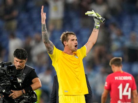 Lazio keeper scores late header