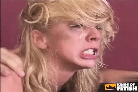 Brudna dziwka dostaje twardą podwójną penetrację od dwóch facetów i podwójnie zakończone dildo